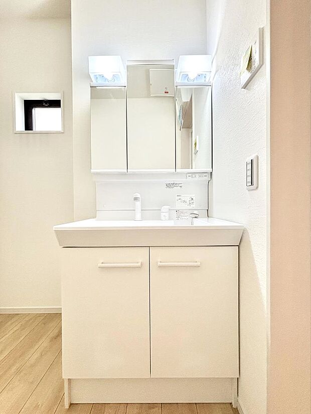 【洗面台・洗面所】大きく見やすい三面鏡で清潔感ある洗面台は、身だしなみチェックや肌のお手入れにおすすめです。