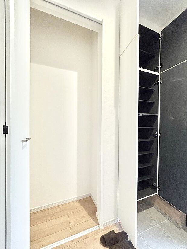 【その他設備(玄関ホール収納)】玄関ホール収納です。掃除道具やお出かけ用グッズの収納に便利です。