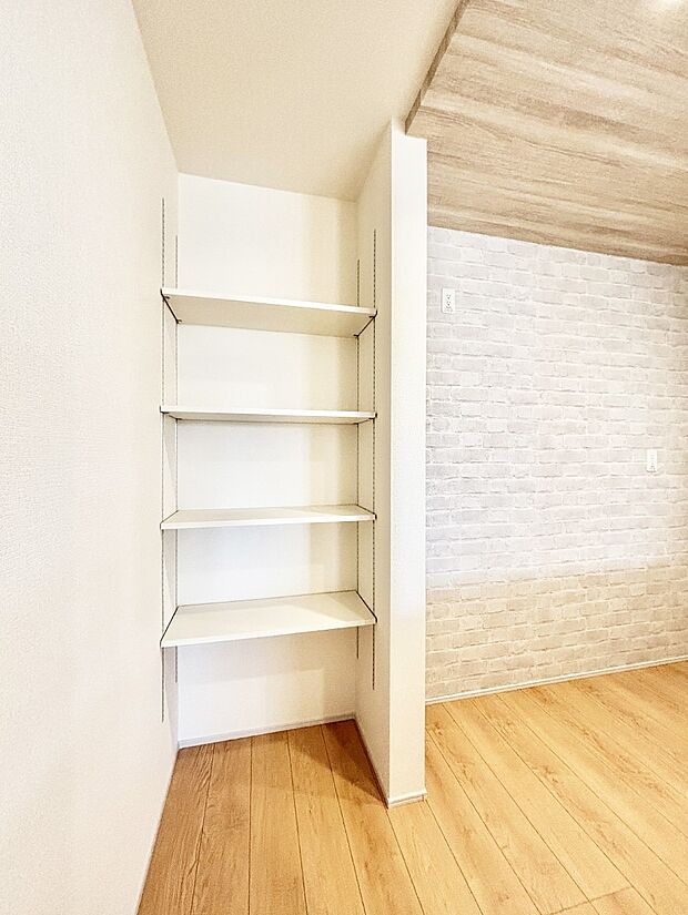 【その他設備(キッチン可動棚)】キッチン後方の可動棚付き収納はパントリーとしても利用できます。