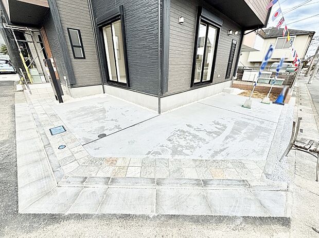 【駐車場】駐車2台可能！急なお客様の駐車に。また、ご家族の自転車スペースとしても大活躍。