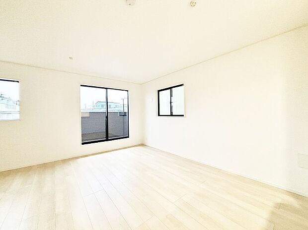 【リビングダイニング】大きな窓からたっぷりの陽光と風を感じられるリビング