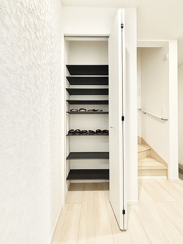 【その他設備(廊下収納)】掃除用具や生活雑貨の保管に便利な廊下収納  