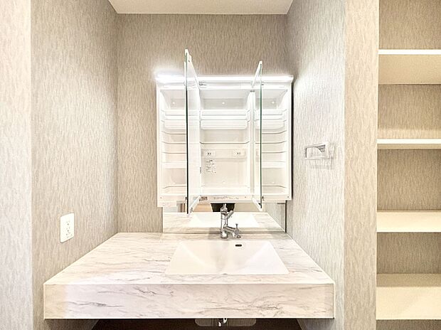 【その他設備(三面鏡裏収納)】三面鏡の裏に、化粧品や衛生用品などを収納可能。洗面台をすっきりと保ちます！