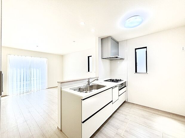 【ダイニングキッチン】ご家族の会話弾む対面キッチン。お料理中のパパママもご家族と過ごす時間が増えそう！