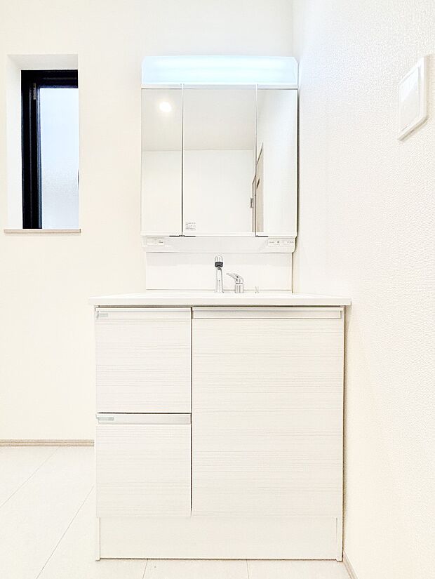 【洗面台・洗面所】三面鏡キャビネット・シャワー付き洗面化粧台で忙しい朝の身支度もスムーズに！