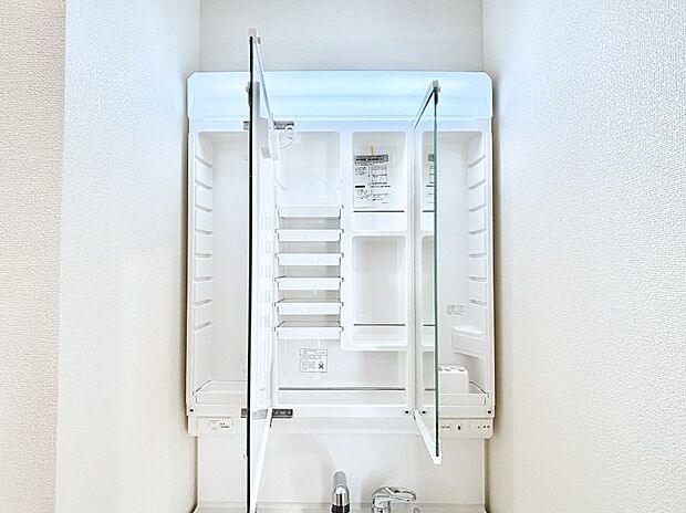 【その他設備(三面鏡裏収納)】三面鏡の裏に、化粧品や衛生用品などを収納可能。洗面台をすっきりと保ちます!