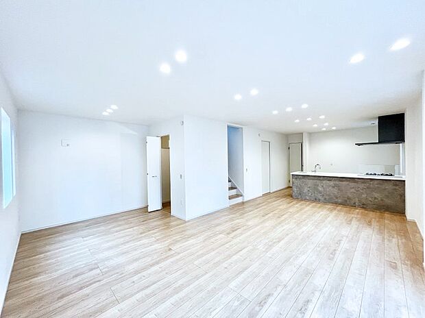 【リビングダイニング】快適な床暖房付きの広々リビング。家族が自然と集まる憩いのスペースになりそう