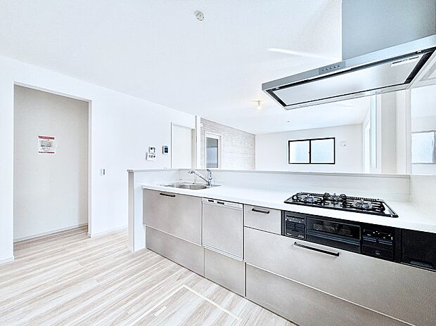 【ダイニングキッチン】大容量収納できるパントリー付きのシステムキッチン。