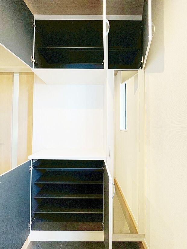 【その他設備(収納)】収納力ある下駄箱の活用で玄関廻りはいつでもスッキリ