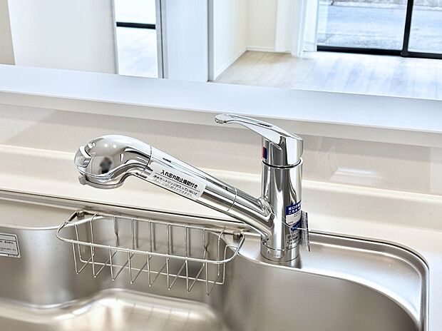 【その他設備(浄水器)】いつでも清潔なおいしいお水を。一つの水栓で水道水と浄水を使い分け。