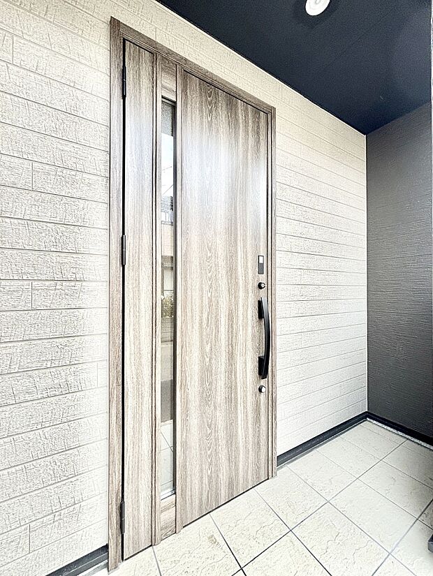 【玄関】大切な家族、来客を出迎える玄関。