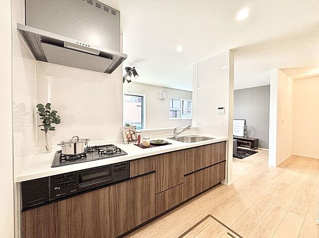 【ダイニングキッチン】料理をしながらでもご家族との会話を楽しめる対面キッチン