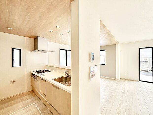 【ダイニングキッチン】料理をしながらでもご家族との会話を楽しめる対面キッチン