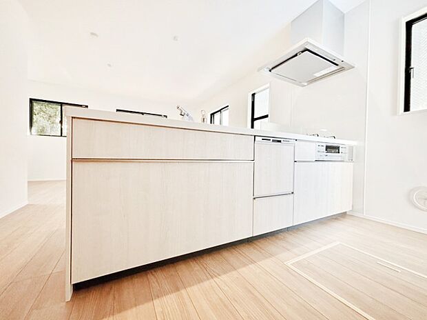 【ダイニングキッチン】ご家族の会話弾む対面キッチン。お料理中のパパママもご家族と過ごす時間が増えそう！