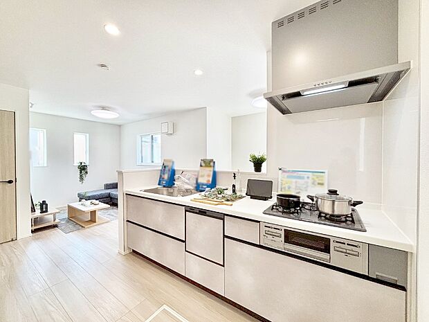 【キッチン】広々とした使い勝手の良いキッチンで日々のお料理も楽しくなりそう