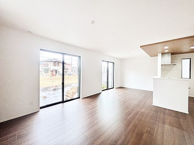 【ダイニング】日当たりの良いリビング。お気に入りのグリーンを飾れば更に心地よさがアップ!