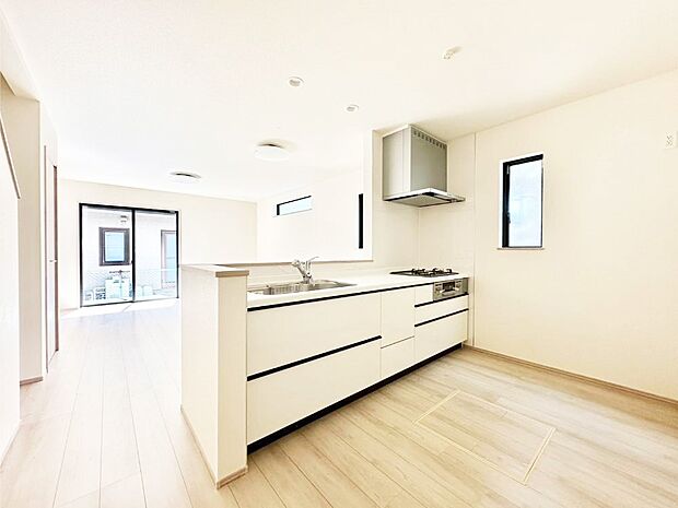 【ダイニングキッチン】料理をしながらご家族との会話を楽しめる対面カウンターキッチン