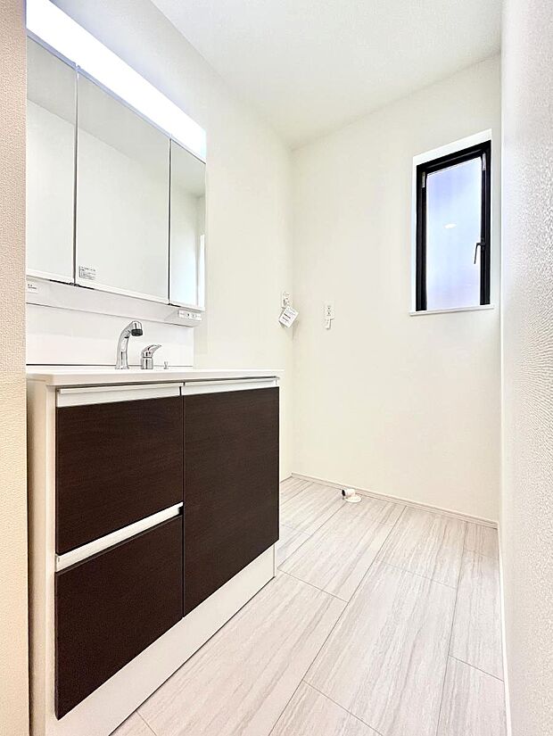 【洗面台・洗面所】大きく見やすい三面鏡で清潔感ある洗面台は、身だしなみチェックや肌のお手入れにおすすめです。