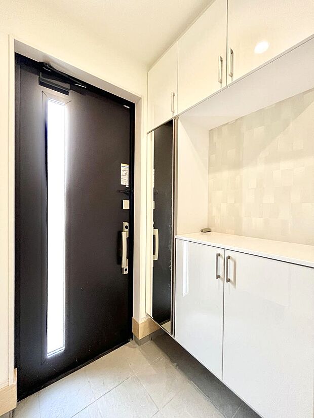 【その他設備(シューズボックス)】たっぷり収納できるシューズボックスで家族全員の靴も、玄関すっきり。