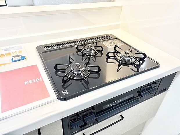 【その他設備(三ツ口コンロ)】三口ガスコンロでお料理が一気にはかどりそう。  