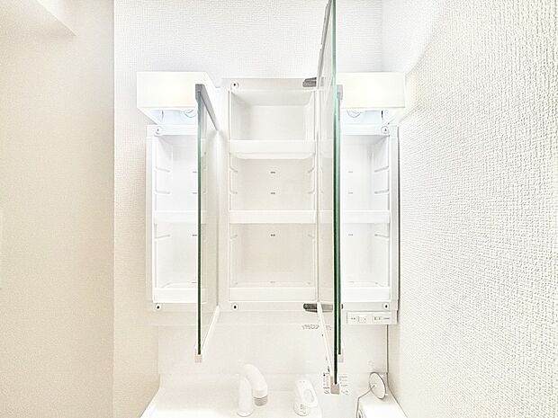 【その他設備(三面鏡裏収納)】三面鏡の裏に、化粧品や衛生用品などを収納可能。洗面台をすっきりと保ちます！