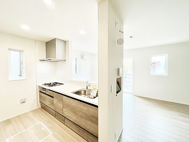 【ダイニングキッチン】料理をしながらご家族との会話を楽しめる対面カウンターキッチン