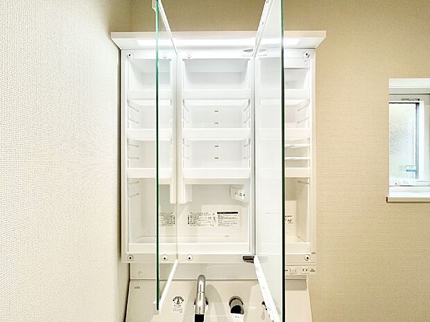 【その他設備(三面鏡裏収納)】三面鏡の裏に、化粧品や衛生用品などを収納可能。洗面台をすっきりと保ちます！