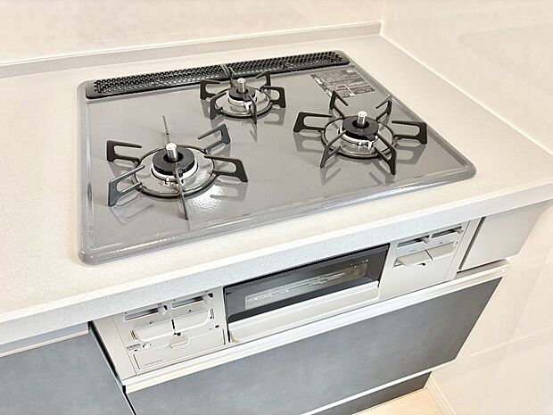 【その他設備(Siセンサーコンロ)】ガスコンロはSiセンサー搭載。火力調節や焦げ付き・消し忘れも防いでくれます。