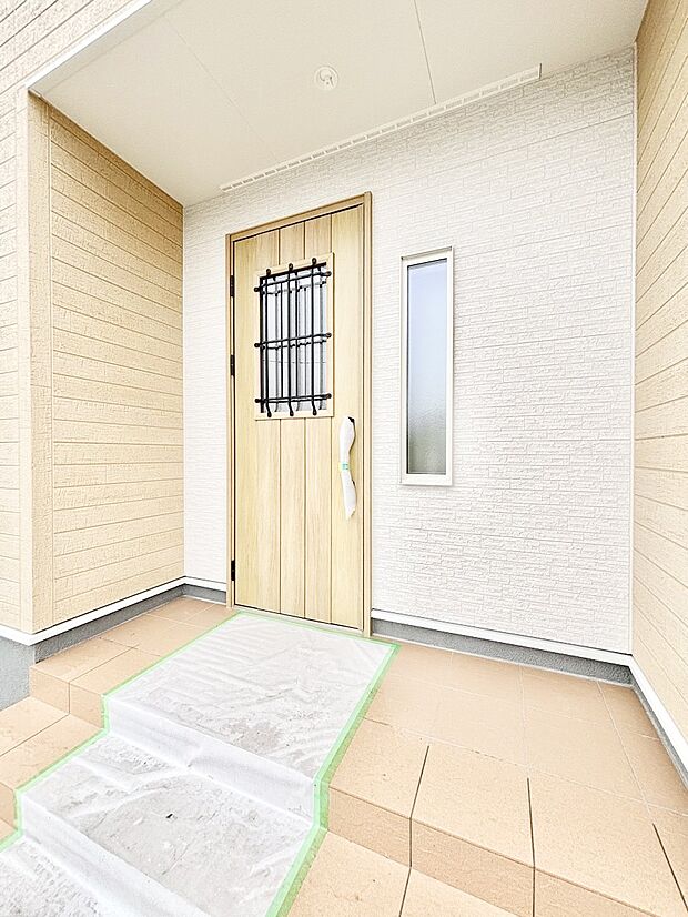 【玄関】玄関前は雨が降っても濡れにくい屋根付き