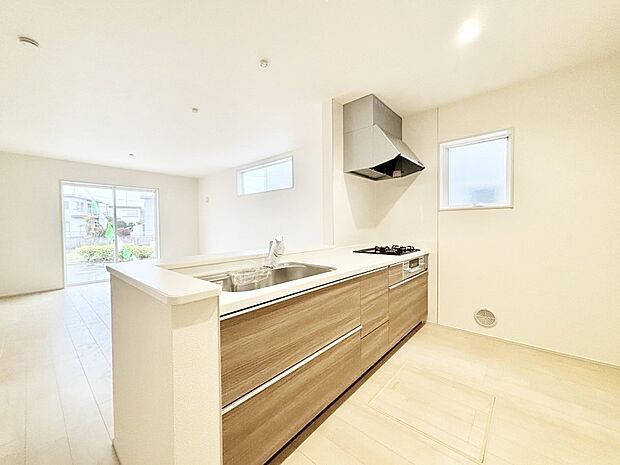 【ダイニングキッチン】料理をしながらご家族との会話を楽しめる対面カウンターキッチン