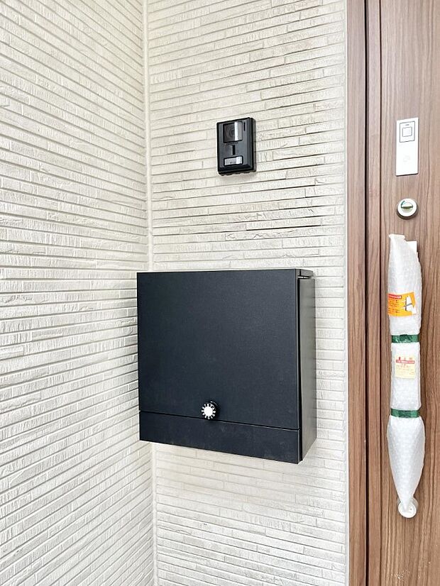 【その他現地】表札・インターホン・ポストをひとつに集約。エントランスになじむシンプルデザイン。