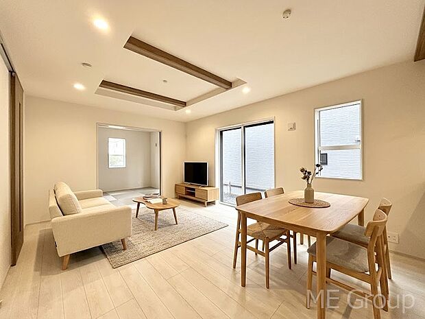 【リビング】ご家族の賑やかな話し声で包まれる明るいリビング  ※家具はCGです