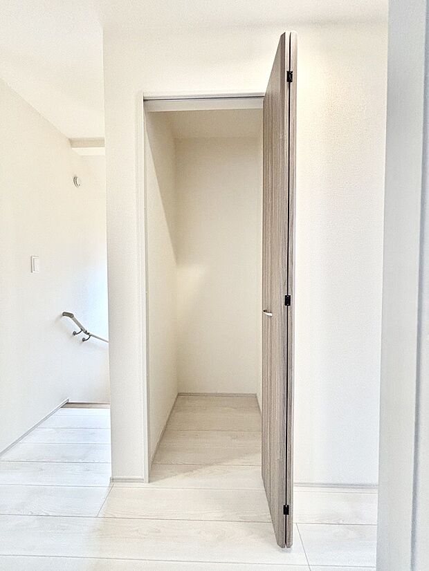 【その他設備(廊下収納)】廊下収納。掃除道具や季節の小物を収納することができます。