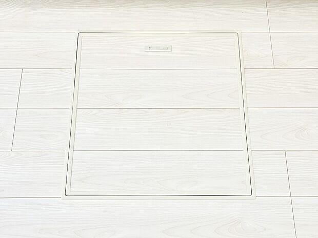 【その他設備(床下収納)】床下収納付き！日用品・非常用品の収納にも大活躍。