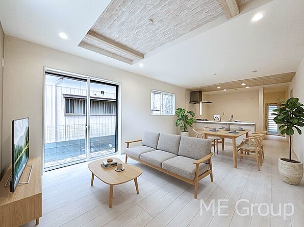 【リビング】ご家族の賑やかな話し声で包まれる明るいリビング  ※家具はCGです