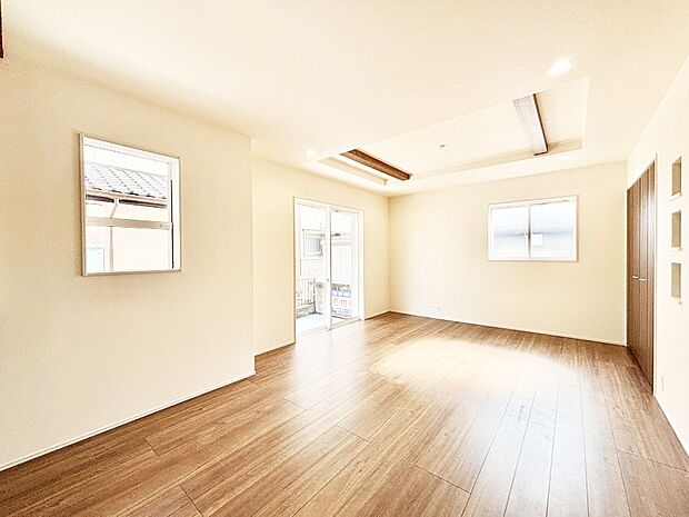 【リビングダイニング】大きな窓からたっぷりの陽光と風を感じられるリビング