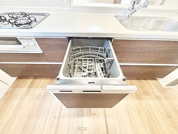 【その他設備(食洗機)】面倒なお片づけは食洗機にお任せ！家事の負担が減って、時間にも気持ちにもゆとりができます。