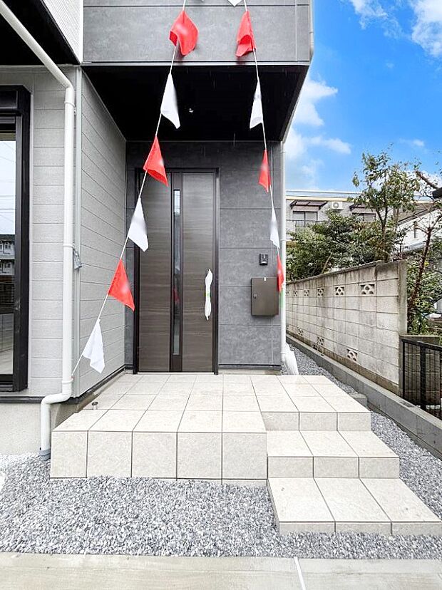 【玄関】シンプルで落ち着いた雰囲気の玄関でご家族やお客様をお出迎え！