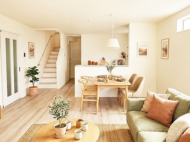 【リビング】対面キッチン＆リビングイン階段を採用した家族の絆深まるＬＤＫ　※家具はCGです