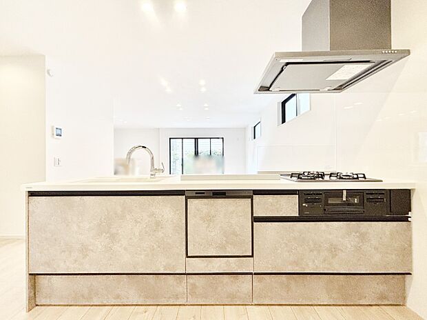 【キッチン】毎日使うキッチンだから、使いやすさ&お手入れのしやすさにこだわりました。