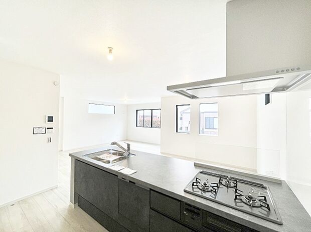 【ダイニングキッチン】料理をしながらでもご家族との会話を楽しめる対面キッチン