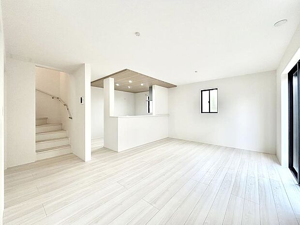 【リビングダイニング】家族団らんの時間も増えそうなくつろぎのリビングダイニング。