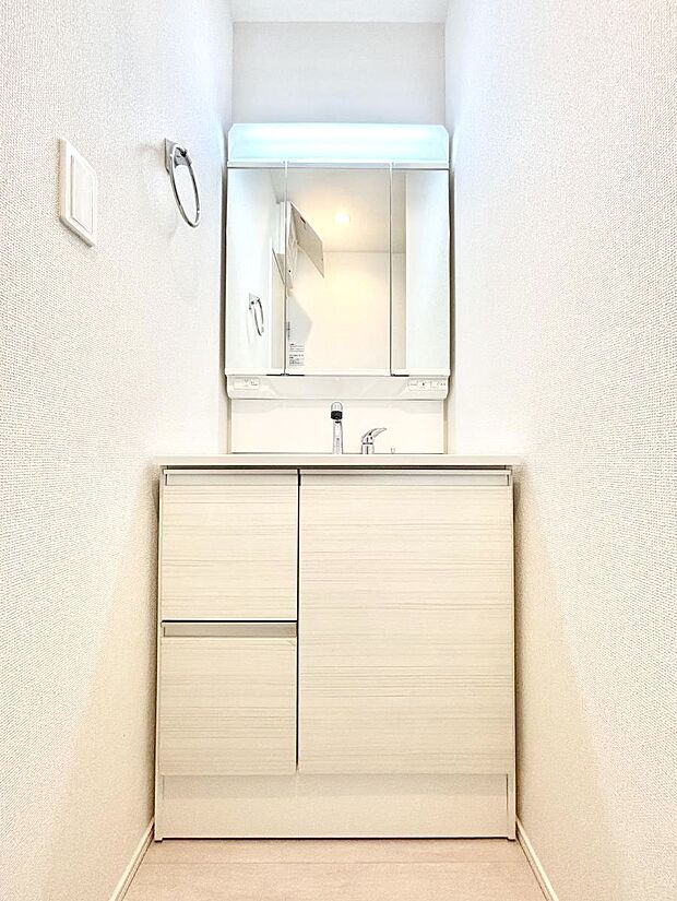 【洗面台・洗面所】大きく見やすい三面鏡で清潔感ある洗面台は、身だしなみチェックや肌のお手入れにおすすめです。