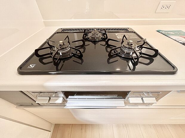 【その他設備(Ｓｉセンサーコンロ)】ガスコンロはＳｉセンサー搭載。火力調節や焦げ付き・消し忘れも防いでくれます。