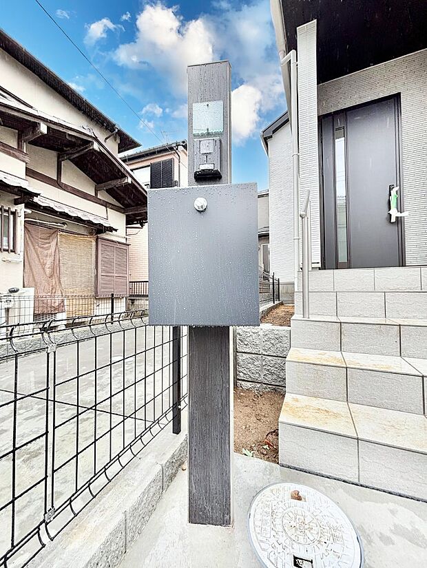 【その他現地】表札・インターホン・ポストをひとつに集約。エントランスになじむシンプルデザイン。