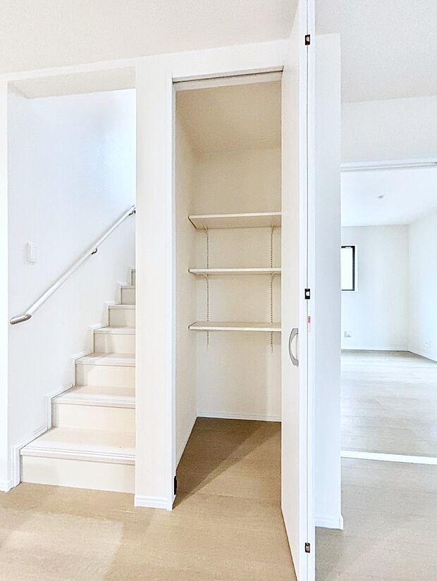 【その他設備(リビング収納)】リビング収納。ここに収納があると物が集まるLDKがスッキリ片付きそうですね。  