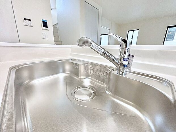 【その他設備(浄水器)】いつでも清潔なおいしいお水を。一つの水栓で水道水と浄水を使い分け。