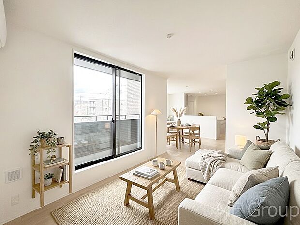 【リビング】プライバシーも守れる2階リビングは明るく開放感たっぷり！　※家具はCGです