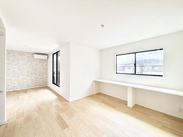 【ダイニング】ＰＣ作業やお子様の宿題コーナーなどにお使いいただけるカウンター付きのＬＤＫ。