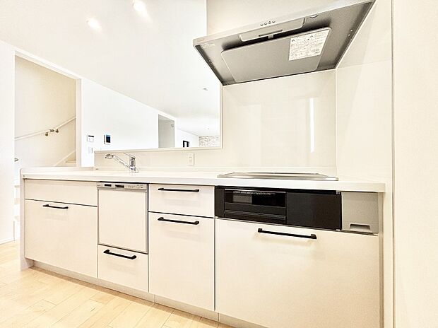 【ダイニングキッチン】カウンター越しに楽しいおしゃべり。いつものお料理がもっと美味しくなりそうですね。 